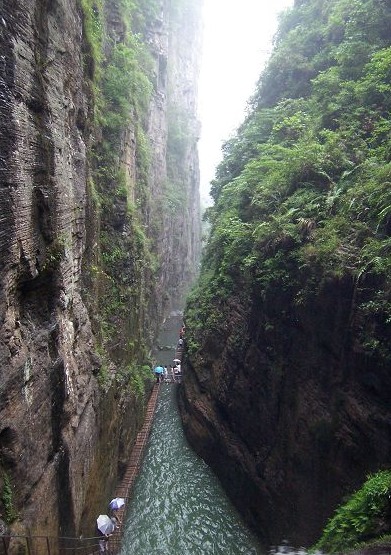 d1:早上从武汉出发赴天柱山,在县城中餐后游览国家aaa级旅游区天龙关