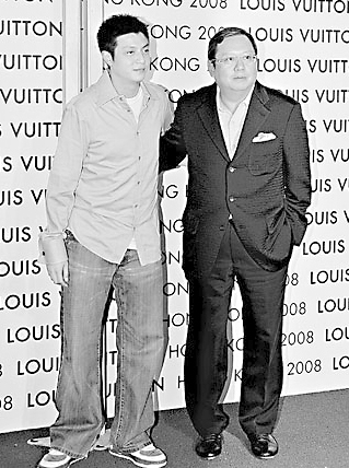 林建岳(右)与长子林孝贤(左)